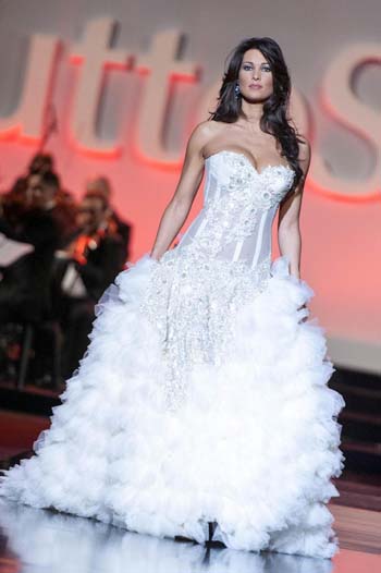 Il bikini di Manuelona è strabordante: topless involontario per l’Arcuri Il bikini di Manuelona è strabordante: topless involontario per l’Arcuri