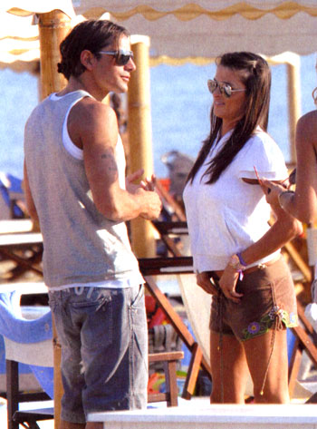 Il bikini di Manuelona è strabordante: topless involontario per l’Arcuri Il bikini di Manuelona è strabordante: topless involontario per l’Arcuri