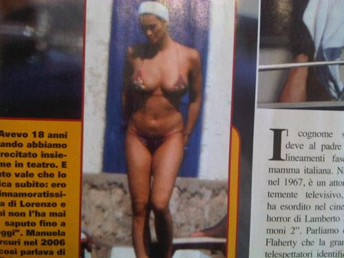 Il bikini di Manuelona è strabordante: topless involontario per l’Arcuri Il bikini di Manuelona è strabordante: topless involontario per l’Arcuri