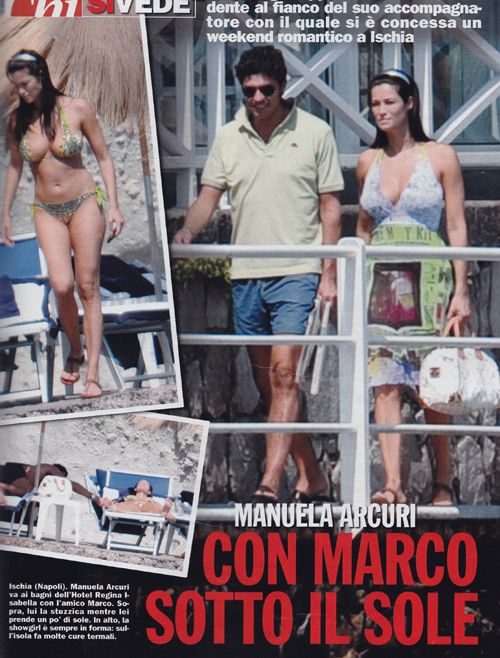 Il bikini di Manuelona è strabordante: topless involontario per l’Arcuri Il bikini di Manuelona è strabordante: topless involontario per l’Arcuri