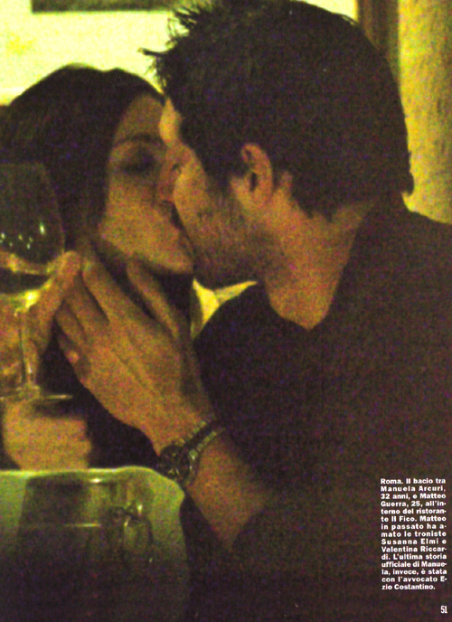 Il bikini di Manuelona è strabordante: topless involontario per l’Arcuri Il bikini di Manuelona è strabordante: topless involontario per l’Arcuri