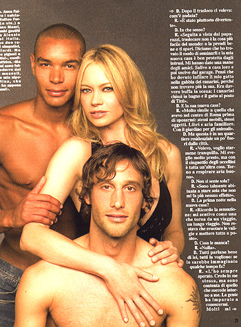 Bikini esplosivo per la Falchi: Anna mamma sexy in vacanza