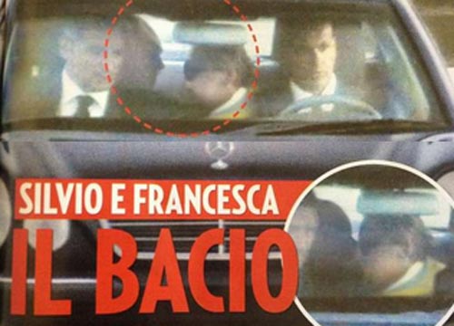 Bacio rubato per il Cavaliere: passione in auto con la Pascale Bacio rubato per il Cavaliere: passione in auto con la Pascale