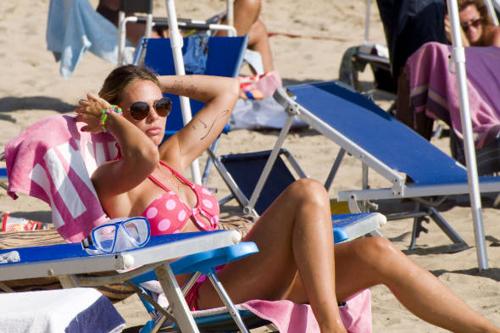 Ilary sexy tra le onde: la Blasi mostra il lato b Ilary sexy tra le onde: la Blasi mostra il lato b