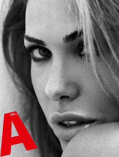 Ilary sexy tra le onde: la Blasi mostra il lato b Ilary sexy tra le onde: la Blasi mostra il lato b