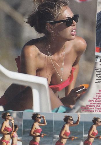 Ilary sexy tra le onde: la Blasi mostra il lato b Ilary sexy tra le onde: la Blasi mostra il lato b