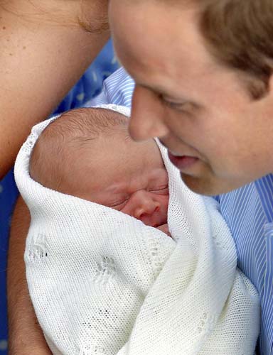 Kate mostra il Royal Baby: le prime foto ufficiali di George Kate mostra il Royal Baby: le prime foto ufficiali di George
