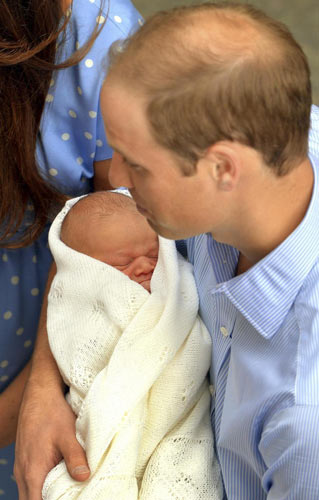 Kate mostra il Royal Baby: le prime foto ufficiali di George Kate mostra il Royal Baby: le prime foto ufficiali di George