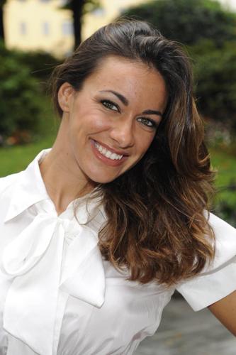 Bikini esplosivo per Melita: Diavolita sexy sullo scoglio