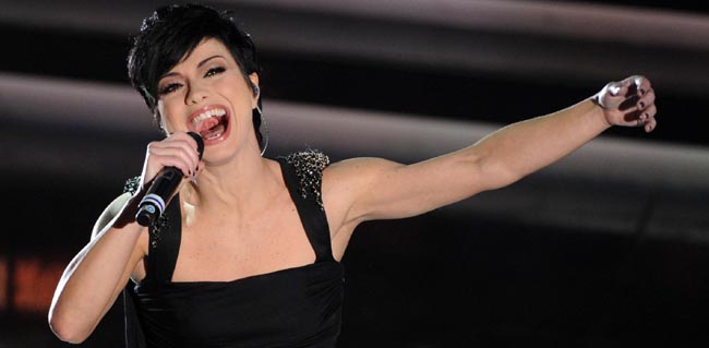Dolcenera magrissima in bikini. Lucarelli: “Mangia la mortazza” Dolcenera magrissima in bikini. Lucarelli: “Mangia la mortazza”