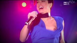 Dolcenera magrissima in bikini. Lucarelli: “Mangia la mortazza” Dolcenera magrissima in bikini. Lucarelli: “Mangia la mortazza”