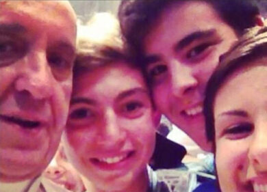 Papa Francesco, autoscatto con tre ragazzi. Postato su Twitter