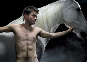 Harry Potter diventa uno scrittore gay: fan in delirio per Radcliffe a Venezia Harry Potter diventa uno scrittore gay: fan in delirio per Radcliffe a Venezia