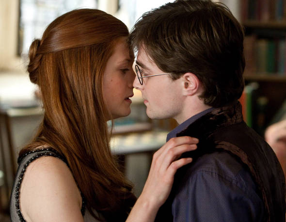 Harry Potter diventa uno scrittore gay: fan in delirio per Radcliffe a Venezia Harry Potter diventa uno scrittore gay: fan in delirio per Radcliffe a Venezia