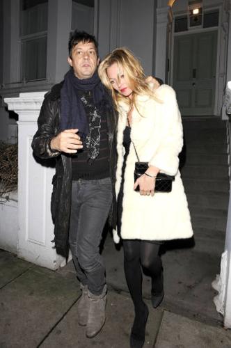 Kate Moss si spoglia in spiaggia: pancino sospetto per l’ex top model