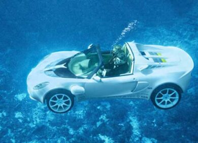 La mitica auto-sommergibile di 007 venduta all’asta per 700mila euro