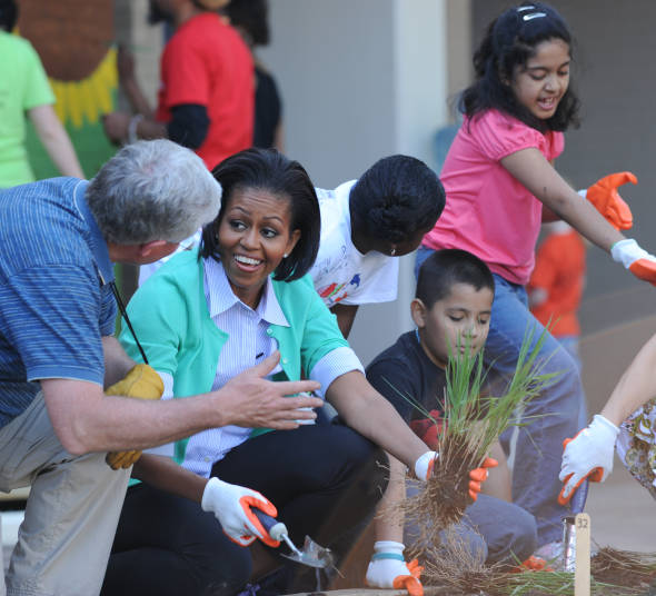 Salute, la nuova campagna di Michelle Obama: bevete più acqua