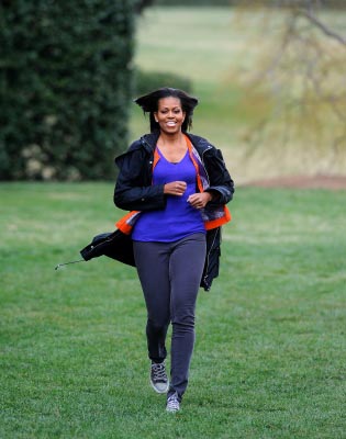 Salute, la nuova campagna di Michelle Obama: bevete più acqua