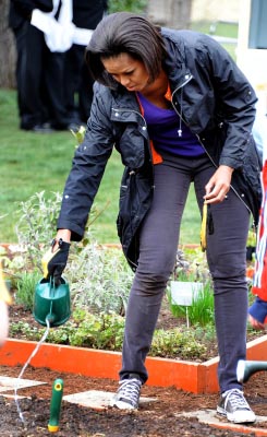 Salute, la nuova campagna di Michelle Obama: bevete più acqua