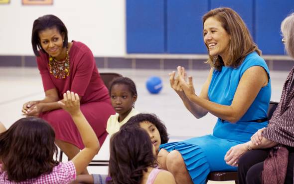 Salute, la nuova campagna di Michelle Obama: bevete più acqua