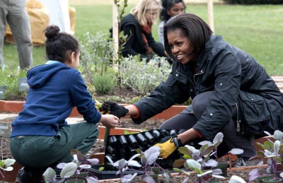 Salute, la nuova campagna di Michelle Obama: bevete più acqua