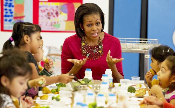 Salute, la nuova campagna di Michelle Obama: bevete più acqua