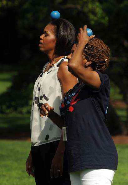 Salute, la nuova campagna di Michelle Obama: bevete più acqua