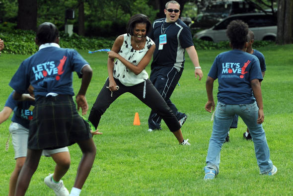 Salute, la nuova campagna di Michelle Obama: bevete più acqua