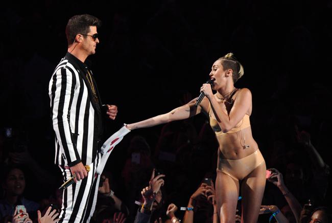 Da Miley Cyrus al dizionario, impossibile non ballare il twerking Da Miley Cyrus al dizionario, impossibile non ballare il twerking