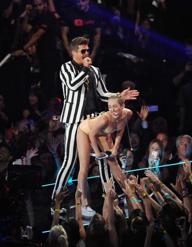 Da Miley Cyrus al dizionario, impossibile non ballare il twerking Da Miley Cyrus al dizionario, impossibile non ballare il twerking