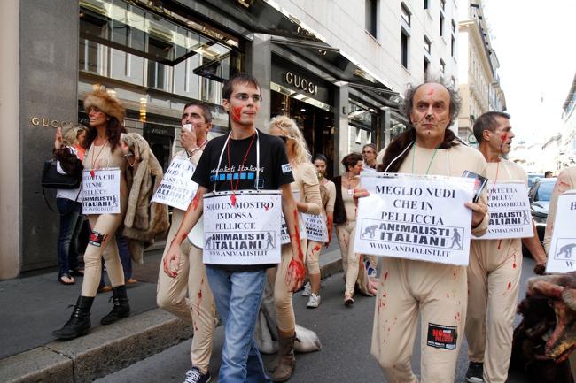 “Nudi” contro le pellicce. Blitz degli animalisti in via Montenapoleone “Nudi” contro le pellicce. Blitz degli animalisti in via Montenapoleone