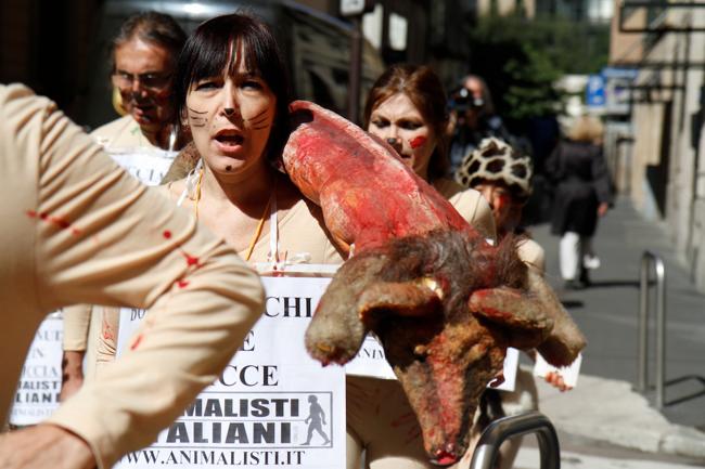 “Nudi” contro le pellicce. Blitz degli animalisti in via Montenapoleone “Nudi” contro le pellicce. Blitz degli animalisti in via Montenapoleone