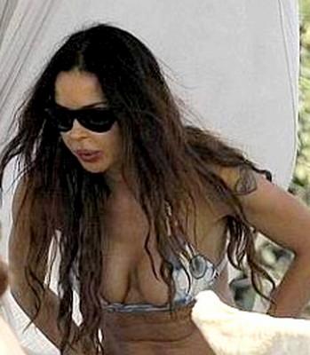 Nina Moric, incidente stradale con il compagno alla guida del suv: “E’ stato un miracolo” Nina Moric, incidente stradale con il compagno alla guida del suv: “E’ stato un miracolo”