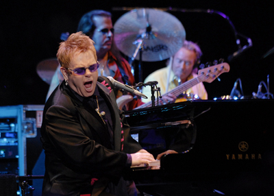Elton John sfida Putin: “Andai a letto con un uomo del KGB” Elton John sfida Putin: “Andai a letto con un uomo del KGB”