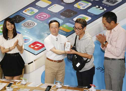 In fila da giorni per il nuovo iPhone. Rottamazione e rate: ecco le offerte In fila da giorni per il nuovo iPhone. Rottamazione e rate: ecco le offerte