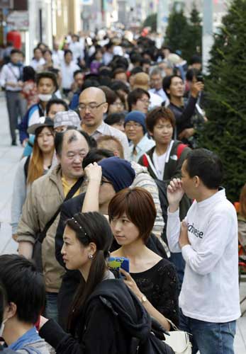 In fila da giorni per il nuovo iPhone. Rottamazione e rate: ecco le offerte In fila da giorni per il nuovo iPhone. Rottamazione e rate: ecco le offerte