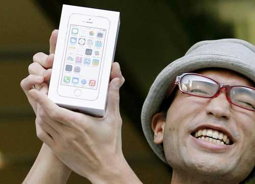 In fila da giorni per il nuovo iPhone. Rottamazione e rate: ecco le offerte In fila da giorni per il nuovo iPhone. Rottamazione e rate: ecco le offerte
