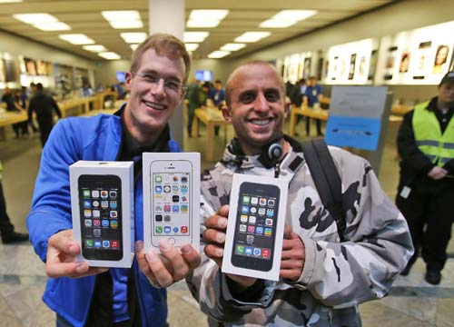In fila da giorni per il nuovo iPhone. Rottamazione e rate: ecco le offerte In fila da giorni per il nuovo iPhone. Rottamazione e rate: ecco le offerte