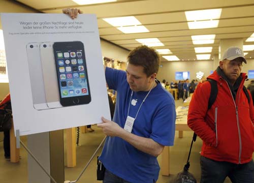 In fila da giorni per il nuovo iPhone. Rottamazione e rate: ecco le offerte In fila da giorni per il nuovo iPhone. Rottamazione e rate: ecco le offerte