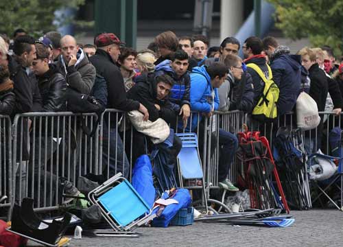 In fila da giorni per il nuovo iPhone. Rottamazione e rate: ecco le offerte In fila da giorni per il nuovo iPhone. Rottamazione e rate: ecco le offerte