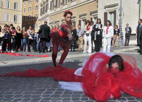 Femminicidio: troppi emendamenti, slittta il voto alla Camera Femminicidio: troppi emendamenti, slittta il voto alla Camera