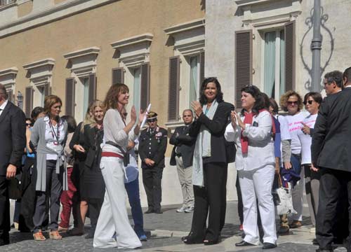 Femminicidio: troppi emendamenti, slittta il voto alla Camera Femminicidio: troppi emendamenti, slittta il voto alla Camera
