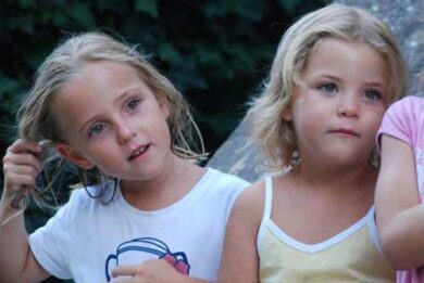 Le gemelline Alessia e Livia Schepp potrebbero essere vive: le ricerche ripartono dal campo rom