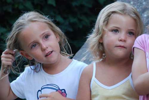 Le gemelline Alessia e Livia Schepp potrebbero essere vive: le ricerche ripartono dal campo rom Le gemelline Alessia e Livia Schepp potrebbero essere vive: le ricerche ripartono dal campo rom