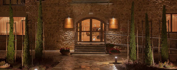 Il fascino di vivere in un borgo medievale. Viaggio di Affari a Castelfalfi. Video Il fascino di vivere in un borgo medievale. Viaggio di Affari a Castelfalfi. Video