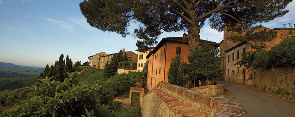 Il fascino di vivere in un borgo medievale. Viaggio di Affari a Castelfalfi. Video Il fascino di vivere in un borgo medievale. Viaggio di Affari a Castelfalfi. Video