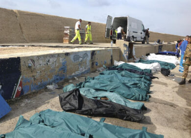 Strage di migranti, centinaia di morti. Foto e video della tragedia in mare