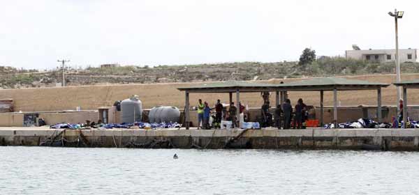 Lampedusa, strage di migranti: oltre cento le vittime. Il Colle: “Cambiare le leggi” Lampedusa, strage di migranti: oltre cento le vittime. Il Colle: “Cambiare le leggi”