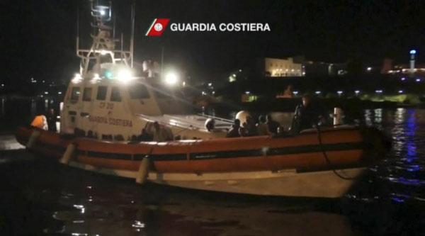 Lampedusa, strage di migranti: oltre cento le vittime. Il Colle: “Cambiare le leggi” Lampedusa, strage di migranti: oltre cento le vittime. Il Colle: “Cambiare le leggi”