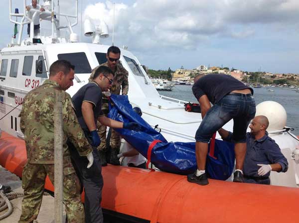 Lampedusa, strage di migranti: oltre cento le vittime. Il Colle: “Cambiare le leggi” Lampedusa, strage di migranti: oltre cento le vittime. Il Colle: “Cambiare le leggi”
